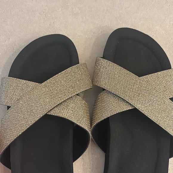 NWOT MUK LUKS Gold Cross-Strap Teagan Sandal - Picture 4 of 5